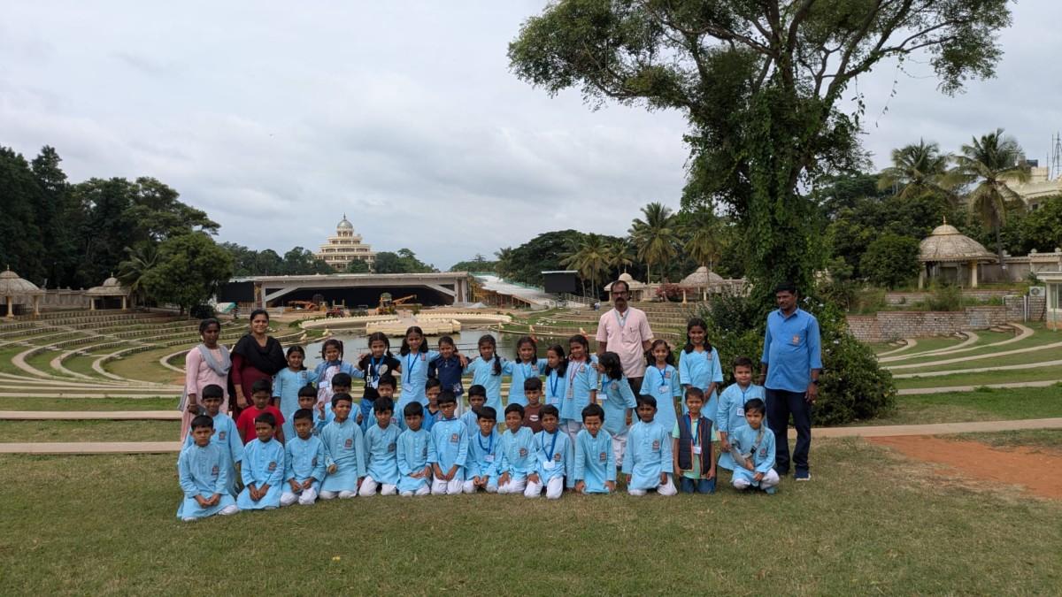 RVK - Somanahalli Students Visited Art of Living (2)