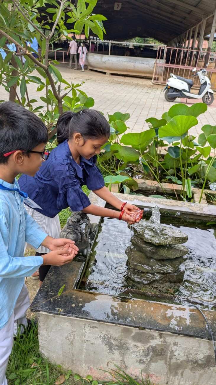 RVK - Somanahalli Students Visited Art of Living (4)