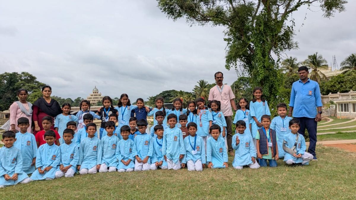 RVK - Somanahalli Students Visited Art of Living (6)