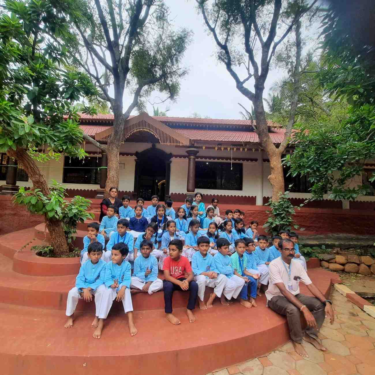 RVK - Somanahalli Students Visited Art of Living (8)